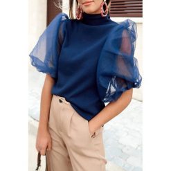 Bluzka damska RIVENA NAVY. Niebieskie bluzki damskie IVET, bez wzorów, eleganckie, bez kołnierzyka, bez rękawów. W wyprzedaży za 79,00 zł.