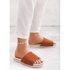 Camelowe Klapki Tanned. Brązowe klapki damskie Born2be, bez wzorów, bez obcasa, na płaskiej podeszwie. Za 69,99 zł.