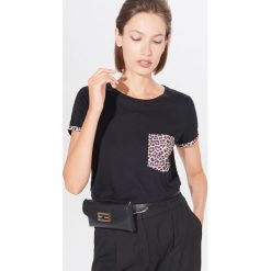 Koszulka z ozdobną kieszonką - Czarny. Czarne koszulki damskie Mohito, xl, bez wzorów, bez kołnierzyka, bez rękawów. Za 39,99 zł.