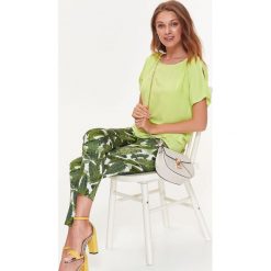 LUŹNA BLUZKA Z ROZCIĘCIEM NA RĘKAWACH. Zielone bluzki damskie Top Secret, bez wzorów, klasyczne, z okrągłym kołnierzem, z krótkim rękawem. W wyprzedaży za 39,99 zł.