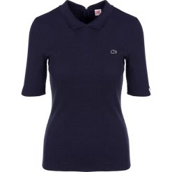 Bluzka w kolorze granatowym. Niebieskie bluzki damskie marki Lacoste, xs, bez wzorów, z klasycznym kołnierzykiem, bez rękawów. W wyprzedaży za 299,95 zł.