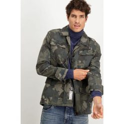 Kurtka w kolorze khaki. Brązowe płaszcze męskie Garcia, m, moro, bez kaptura. W wyprzedaży za 159,95 zł.