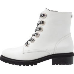 Steve Madden LINDIA Botki sznurowane white. Czerwone botki damskie skórzane marki Steve Madden. Za 589,00 zł.
