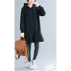 Sukienka w kolorze czarnym. Czarne sukienki damskie Amato Rizzi, bez wzorów, z kapturem, z długim rękawem, długie, midi. W wyprzedaży za 139,95 zł.