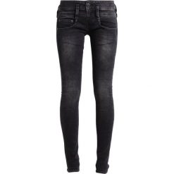 Herrlicher PITCH SLIM Jeansy Slim Fit stunning. Czarne rurki damskie marki Herrlicher, z elastanu. W wyprzedaży za 431,10 zł.