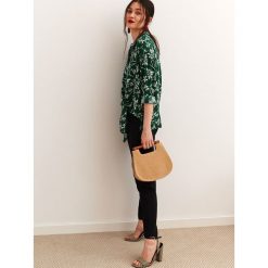 Koszula z wiązaniem. Zielone koszule damskie Top Secret, na co dzień, na lato, z nadrukiem, eleganckie, bez kołnierzyka, z długim rękawem. W wyprzedaży za 29,99 zł.