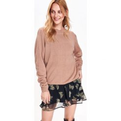 SWETER DAMSKI W MODNYM FASONIE. Różowe swetry klasyczne damskie Top Secret, na jesień. Za 89,99 zł.