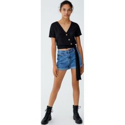 Jeansowe spodenki mom fit. Niebieskie szorty damskie Pull&Bear, bez wzorów, z jeansu. Za 89,90 zł.