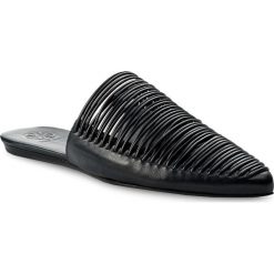Klapki TORY BURCH - Sienna Flat Slide 47126 Perfect Navy 430. Niebieskie klapki damskie Tory Burch, bez wzorów, ze skóry, bez obcasa. W wyprzedaży za 689,00 zł.
