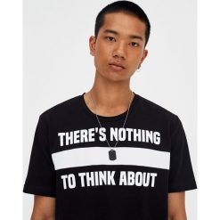 Koszulka z piki z panelem z napisem. Białe koszulki męskie Pull&Bear, m, z napisami, bez kołnierzyka, z krótkim rękawem, krótkie. Za 41,90 zł.