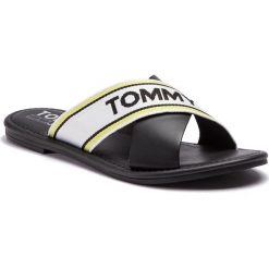 Klapki TOMMY JEANS - Pop Webbing Flat Mule Sandal EN0EN00423 Black 990. Czarne klapki damskie Tommy Jeans, bez wzorów, z jeansu, bez obcasa, na obcasie. W wyprzedaży za 229,00 zł.