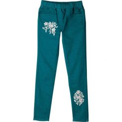 Jegginsy z haftem bonprix niebieskozielony. Niebieskie spodnie dziewczęce bonprix, z haftami, z jeansu. Za 74,99 zł.