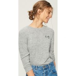 Sweter z haftowanym napisem - Jasny szar. Szare bez kategorii Sinsay, s. Za 39,99 zł.