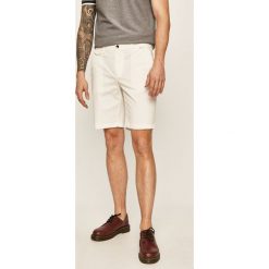 Calvin Klein - Szorty. Białe spodenki i szorty męskie Calvin Klein, bez wzorów, z elastanu, casualowe. Za 299,90 zł.