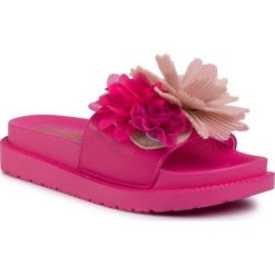 Klapki COLORS OF CALIFORNIA - HC.JINFYEDGE57 Fuxia. Różowe klapki damskie Colors of California, z aplikacjami, ze skóry ekologicznej, bez obcasa. W wyprzedaży za 189,00 zł.