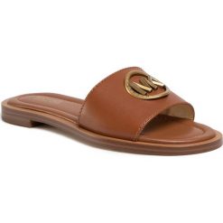 Klapki MICHAEL MICHAEL KORS - Brynn Slide 40S0BYFP1L Luggage. Pomarańczowe klapki damskie MICHAEL Michael Kors, z aplikacjami, ze skóry, bez obcasa, na obcasie. Za 599,00 zł.