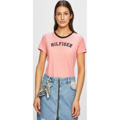 Tommy Hilfiger - Top. Szare bluzki damskie TOMMY HILFIGER, s, z nadrukiem, z bawełny, z okrągłym kołnierzem. W wyprzedaży za 99,90 zł.