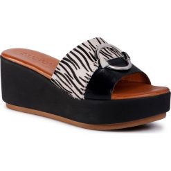 Klapki INUOVO - 123034 Black/Zebra. Czarne klapki damskie Inuovo, bez wzorów, ze skóry ekologicznej, bez obcasa, na koturnie. W wyprzedaży za 239,00 zł.