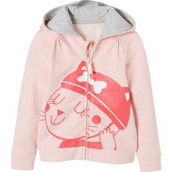 Bluza w kolorze jasnoróżowym. Różowe bluzy niemowlęce Vertbaudet Girls & Co., z nadrukiem, bez rękawów, bez kaptura. W wyprzedaży za 42,95 zł.
