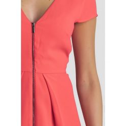 SUKIENKA Armani Exchange. Różowe sukienki damskie Armani Exchange, na imprezę, xs, bez wzorów, z włoskim kołnierzykiem, z krótkim rękawem, krótkie, mini. Za 350,00 zł.
