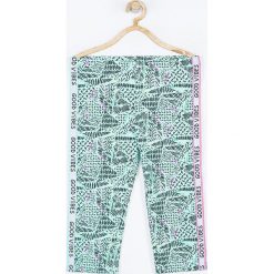 Coccodrillo - Legginsy dziecięce 128-158 cm. Zielone spodnie dziewczęce COCCODRILLO, bez wzorów, z elastanu. W wyprzedaży za 29,90 zł.