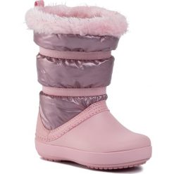 Śniegowce CROCS - Cb Lodgepoint Metallic Boot G 205829 Rose Gold Metallic. Różowe śniegowce dziewczęce Crocs, bez zapięcia. W wyprzedaży za 199,00 zł.