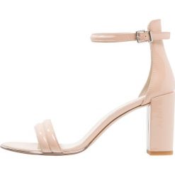 Kenneth Cole New York LEX Sandały nude. Szare sandały damskie marki Kenneth Cole New York, z materiału. Za 629,00 zł.