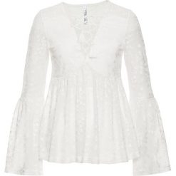 Shirt bluzkowy z koronki bonprix biel wełny. Białe koszulki damskie marki bonprix, w koronkowe wzory, z wełny, z dekoltem w serek, bez rękawów. Za 59,99 zł.