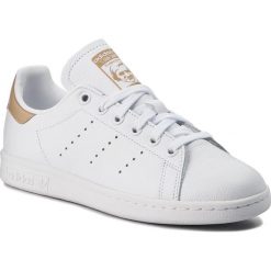 Buty adidas - Stan Smith B41476 Fthwwht/Ftwwht/Stpanu. Białe buty sportowe damskie Adidas, bez wzorów, ze skóry ekologicznej, eleganckie, bez obcasa, na płaskiej podeszwie, bez zapięcia. W wyprzedaży za 259,00 zł.