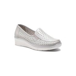 GO SOFT WI23-2160-12. Czarne półbuty damskie GO SOFT, bez wzorów, ze skóry, bez obcasa, bez zapięcia. Za 169,99 zł.
