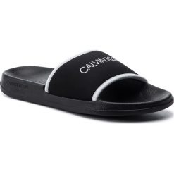 Klapki CALVIN KLEIN - KM0KM00377 001. Czarne klapki męskie Calvin Klein, bez wzorów, z tworzywa sztucznego. W wyprzedaży za 129,00 zł.
