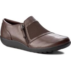 Półbuty CLARKS - Medora Gale 261279664 Dark Brown. Brązowe półbuty damskie skórzane Clarks, na płaskiej podeszwie. W wyprzedaży za 239,00 zł.
