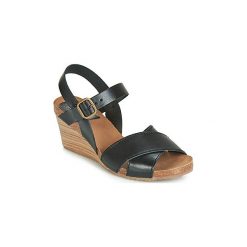 Sandały Kickers SALAMBO. Czarne sandały damskie marki Kickers, bez wzorów, bez obcasa, bez zapięcia. Za 389,00 zł.