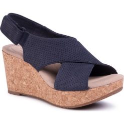 Sandały CLARKS - Annadel Parker 261505644 Navy Suede. Niebieskie klapki damskie Clarks, bez wzorów, ze skóry, bez obcasa, na obcasie. Za 339,00 zł.