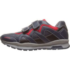 Sneakersy "Pavel" w kolorze granatowo-czerwonym. Czerwone trampki chłopięce marki geox kids, z gumy. W wyprzedaży za 125,95 zł.
