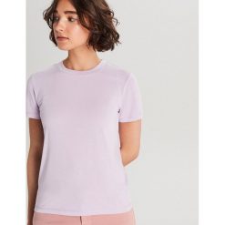 Gładka koszulka basic - Fioletowy. Fioletowe koszulki damskie Cropp, s. W wyprzedaży za 9,99 zł.