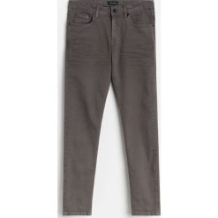 Spodnie skinny z bawełny organicznej -. Spodnie męskie Reserved, bez wzorów, z bawełny. Za 89,99 zł.