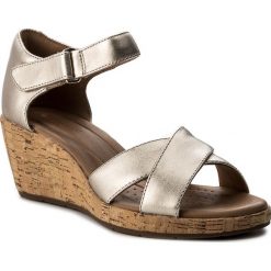 Sandały CLARKS - Un Plaza Cross 261323254 Gold Metallic. Żółte klapki damskie Clarks, bez wzorów, ze skóry, bez obcasa, na obcasie. W wyprzedaży za 259,00 zł.