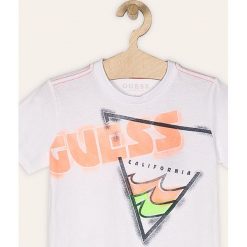 Guess Jeans - T-shirt dziecięcy 118-175 cm. Białe t-shirty chłopięce Guess Jeans, z nadrukiem, z bawełny, bez rękawów. W wyprzedaży za 69,90 zł.