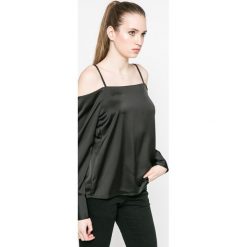 Vero Moda - Bluzka. Czarne bluzki damskie marki Vero Moda, s, z poliesteru, casualowe, z dekoltem w łódkę. W wyprzedaży za 39,90 zł.