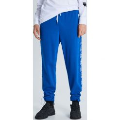 Dresowe joggery z ociepleniem - Niebieski. Niebieskie spodnie męskie Cropp, s, bez wzorów, z dresówki. Za 119,99 zł.