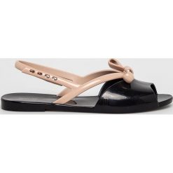 Melissa - Sandały Ela Sandal Ad. Czarne klapki damskie Melissa, bez wzorów, z gumy, bez obcasa, na obcasie. W wyprzedaży za 179,90 zł.
