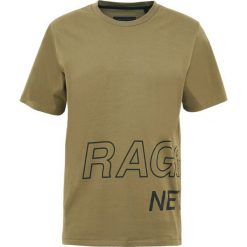 Rag & bone WRAP AROUND TEE Tshirt z nadrukiem army. Zielone koszulki męskie marki rag & bone, m, z nadrukiem, z bawełny, bez kołnierzyka. W wyprzedaży za 367,20 zł.