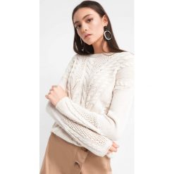 Sweter z warkoczami. Brązowe swetry damskie Orsay, xs, z aplikacjami, z bawełny, bez rękawów, długie, bez kaptura. Za 99,99 zł.