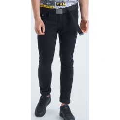 Jeansy Carrot Fit - Czarny. Czarne jeansy męskie Cropp, m, bez wzorów. W wyprzedaży za 59,99 zł.