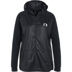 Newline IMOTION HOODED WINDBREAKER Kurtka do biegania black. Czarne kurtki sportowe damskie marki Newline, xl, z poliesteru. Za 339,00 zł.