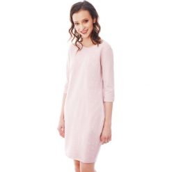 Sukienka - 18-4873 ROSA. Różowe sukienki damskie Unisono, na co dzień, s, z nadrukiem, z elastanu, klasyczne, bez kołnierzyka, bez rękawów, proste. Za 29,00 zł.