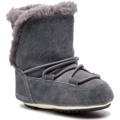 Śniegowce MOON BOOT - Crib Suede 34010300002 Dark Gray. Szare śniegowce dziewczęce Moon Boot, bez zapięcia. W wyprzedaży za 189,00 zł.