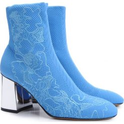 Pinko Botki "Giusta". Szare półbuty damskie Pinko, z haftami, bez obcasa, na słupku, bez zapięcia. Za 489,00 zł.
