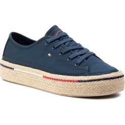 Espadryle TOMMY HILFIGER - Flatform Rope Sneaker FW0FW04995 Sport Navy DB9. Niebieskie espadryle damskie TOMMY HILFIGER, bez wzorów, z tworzywa sztucznego, bez obcasa, na płaskiej podeszwie. Za 359,00 zł.